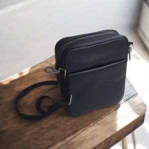 mb07 — men’s black leather crossbody bag